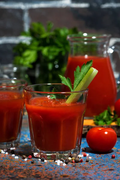 Succo di pomodoro fresco con sedano in bicchieri, verticale — Foto Stock