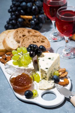 peynir tabağı, taze üzüm ve kırmızı şarap, dikey