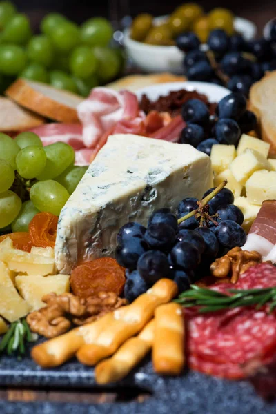 Formaggi assortiti, frutta fresca e salumi, foc selettivo verticale — Foto Stock