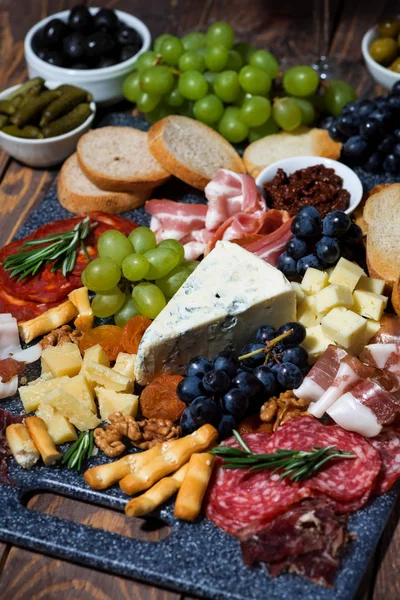 Valikoituja gourmet-juustoja ja lihaa, pystysuora — kuvapankkivalokuva