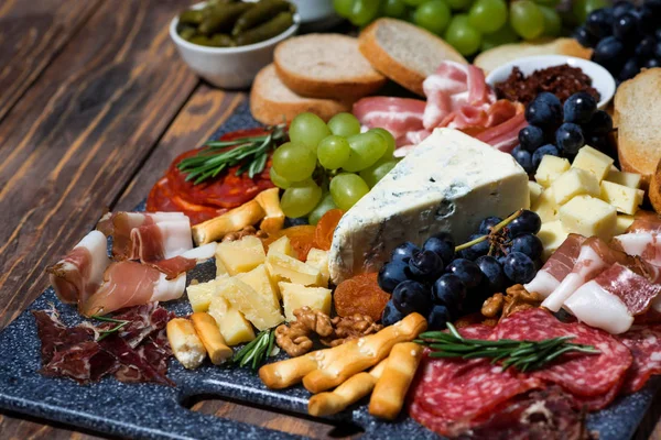 Formaggi e salumi gourmet assortiti — Foto Stock