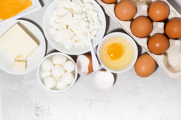 ассортимент свежих молочных продуктов, вид сверху
