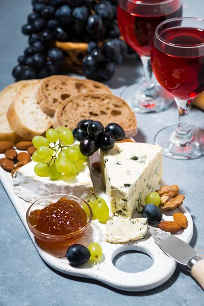 peynir tabağı, taze üzüm ve kırmızı şarap, dikey