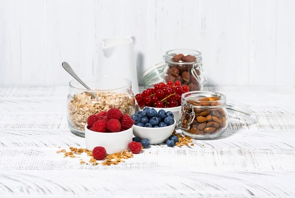 Produtos orgânicos frescos para um pequeno-almoço saudável na mesa branca — Fotografia de Stock