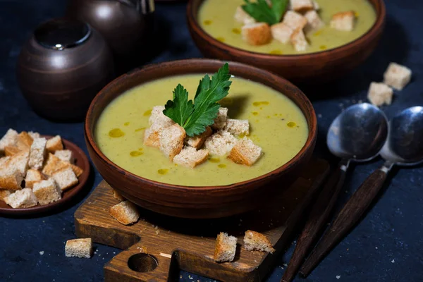 Sopa de creme de brócolis com croutons Fotografias De Stock Royalty-Free