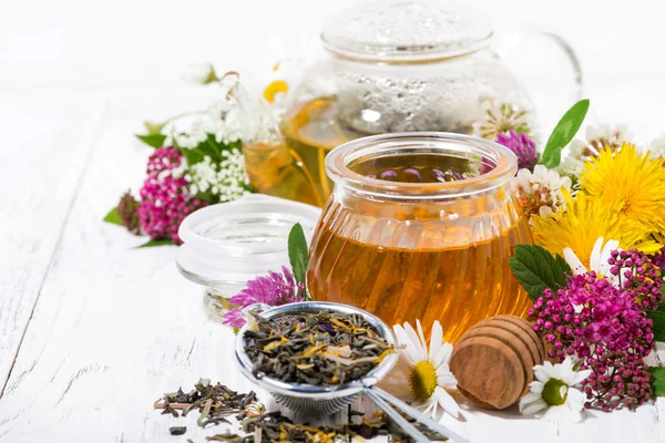 Свіжий квітковий мед, чай та інгредієнти на білому дерев'яному фоні Ліцензійні Стокові Зображення