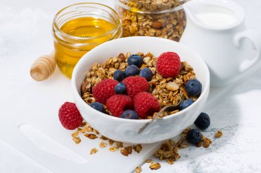 beyaz masada granola ve bal ile taze süzme peynir, clos