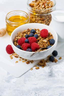 granola ve bal ile taze süzme peynir, dikey