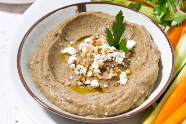 akdeniz meze - humus ve taze sebze, üst görünümü