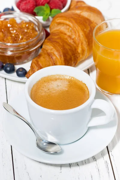 Eszpresszó és croissant reggelire fehér asztalon — Stock Fotó