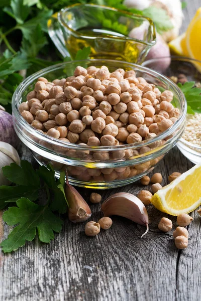 Frische Zutaten für die Zubereitung von Humus auf Holzboden, — Stockfoto