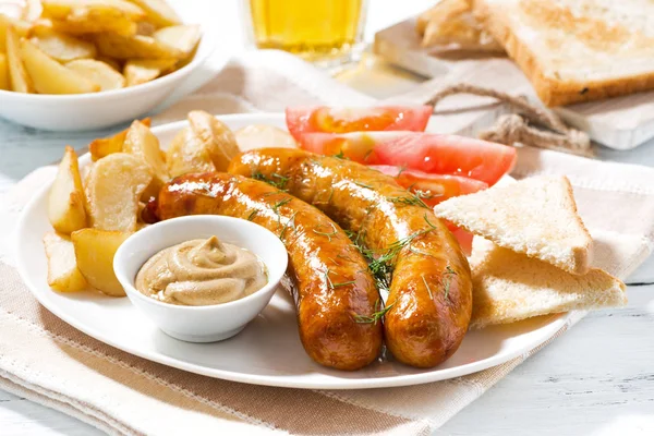 Embutidos fritos con patatas y mostaza en el plato — Foto de Stock