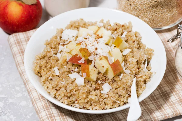 Gezond ontbijt quinoa met appel en kokos, Top uitzicht groene — Stockfoto