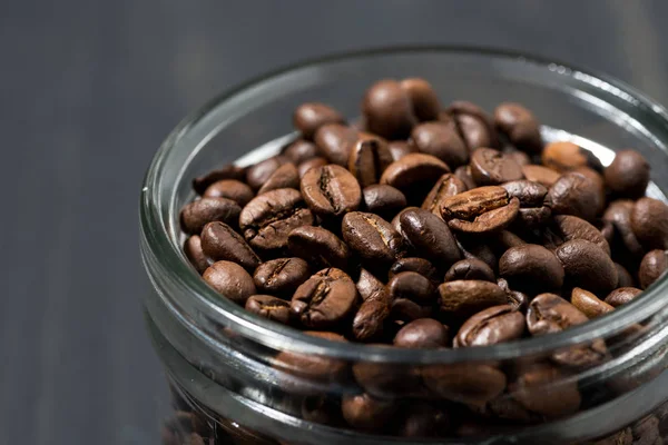 Glas Kaffeebohnen auf Holzgrund, Konzeptfoto, schließen — Stockfoto