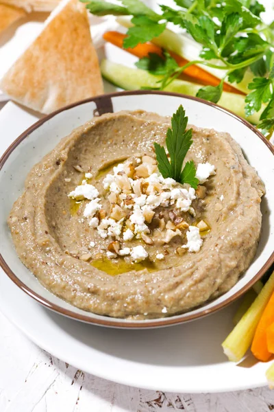 Mediterrane Vorspeise - Humus und frisches Gemüse, senkrecht — Stockfoto