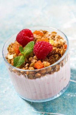 granola, ahududu ve meyveli yoğurt, vertica ile tatlı tatlı