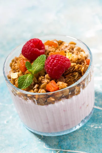 granola, ahududu ve meyveli yoğurt, vertica ile tatlı tatlı