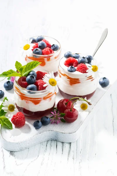 Postre dulce con mermelada y crema sobre tabla blanca, vertical — Foto de Stock