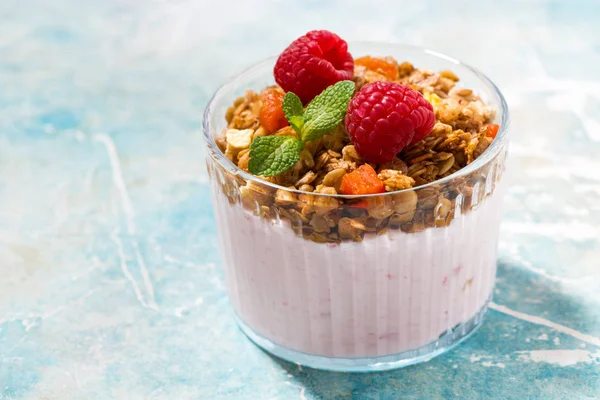 granola, ahududu ve meyveli yoğurt ile tatlı tatlı