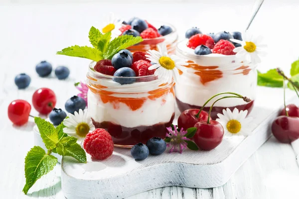 Sweet dessert with jam and cream on white wooden board, closeup — Stock Photo, Image