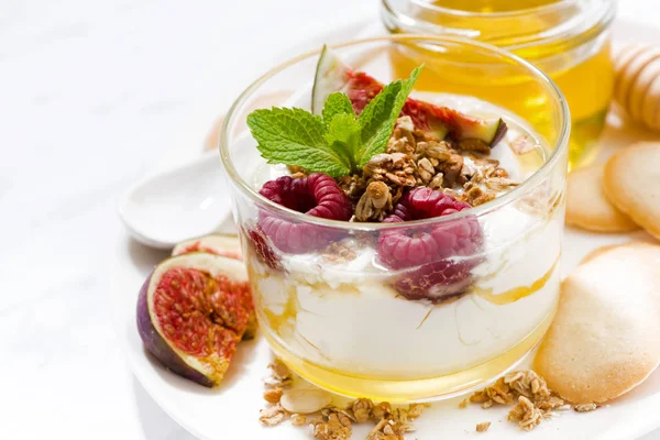 bal ve taze incir ile tatlı yoğurt