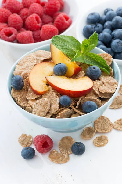 Whole-grain flakes with fresh fruit and berries, vertical — Stock Photo, Image