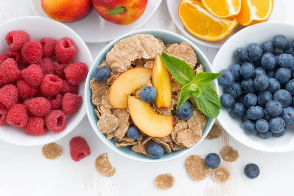 Whole-grain flakes with fresh fruit and berries, top view — ストック写真