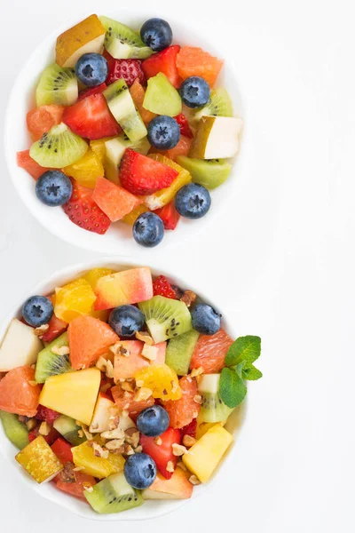 Duas tigelas de salada de frutas na mesa branca, vista superior close-up — Fotografia de Stock