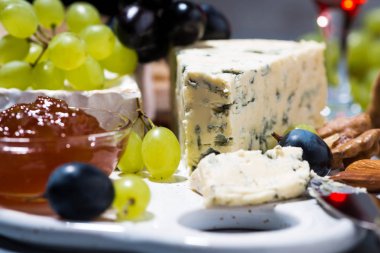 bir tahta, üzüm ve reçel, seçici foc taze gurme peynirler