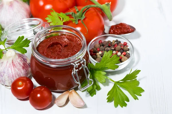 Molho de tomate fresco e ingredientes, vista superior — Fotografia de Stock