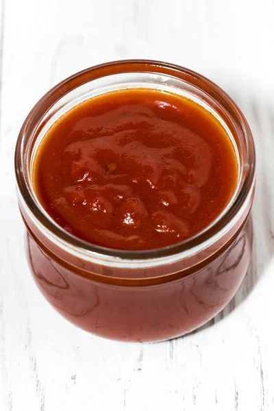 Beyaz arka plan üzerinde taze domates sosu, dikey — Stok fotoğraf