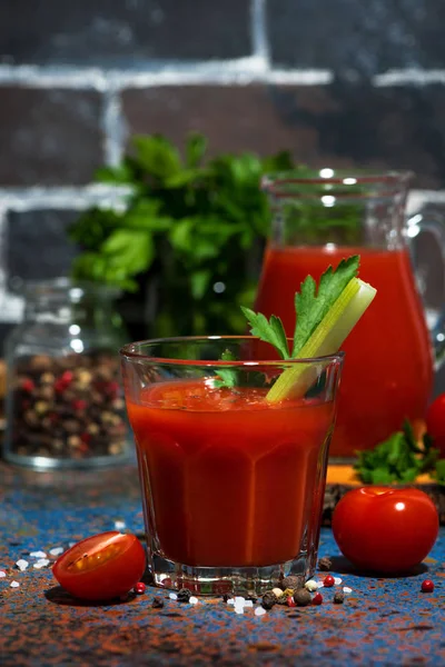 Färsk tomatjuice med salt och selleri, vertikal — Stockfoto