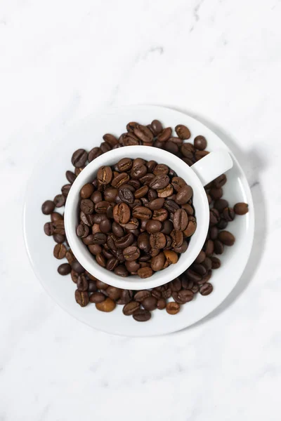 Foto conceitual de uma xícara de grãos de café, vertical — Fotografia de Stock