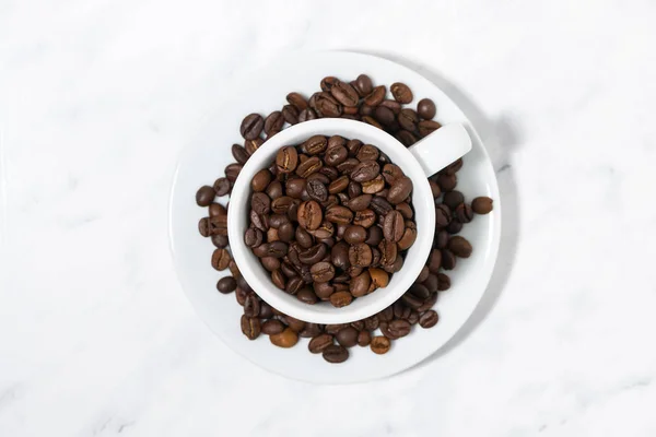 Foto conceitual de uma xícara de grãos de café — Fotografia de Stock
