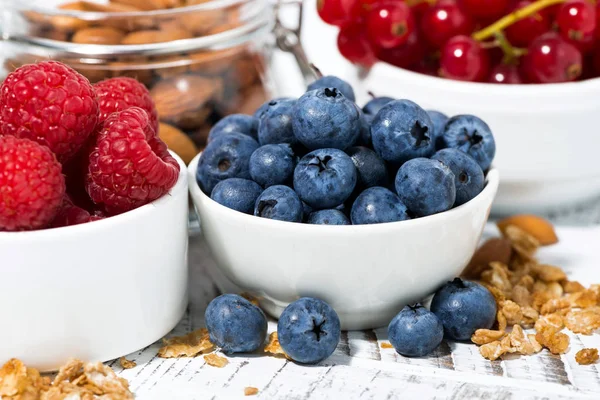 Arándanos, frambuesas y productos de desayuno frescos —  Fotos de Stock