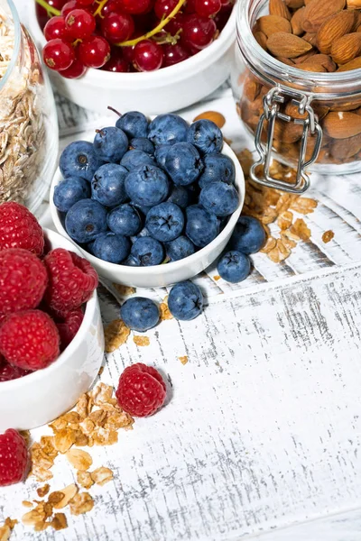 Färska blåbär, hallon och frukostprodukter på vit t — Stockfoto