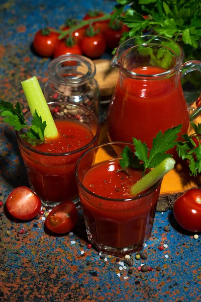 Succo di pomodoro fresco in tazze di vetro, primo piano vista dall'alto — Foto Stock