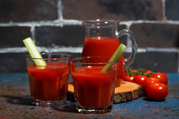 Zumo de tomate fresco en tazas de vidrio —  Fotos de Stock