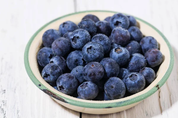 碗里新鲜的多汁蓝莓 — 图库照片