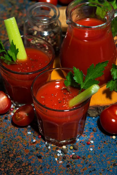 Jugo de tomate fresco con apio en copas de vidrio, vista superior vertical —  Fotos de Stock