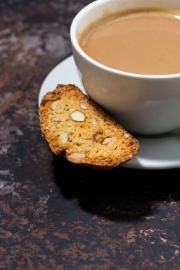 süt ve İtalyan kurabiye cantucci ile kahve fincan koyu bac