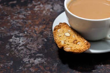 süt ve İtalyan kurabiye cantucci ile kahve fincan koyu bac