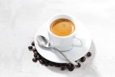 fincan espresso beyaz bir arka planda, yatay