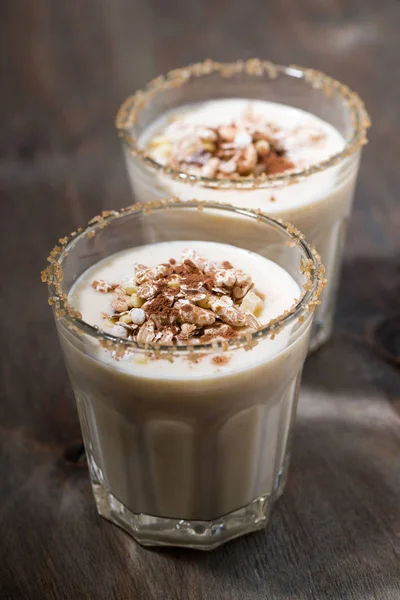 Creamy cocktail with muesli, vertical — Stock Photo, Image