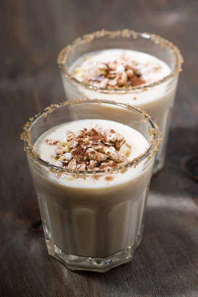 Cocktail cremoso con muesli, verticale — Foto Stock