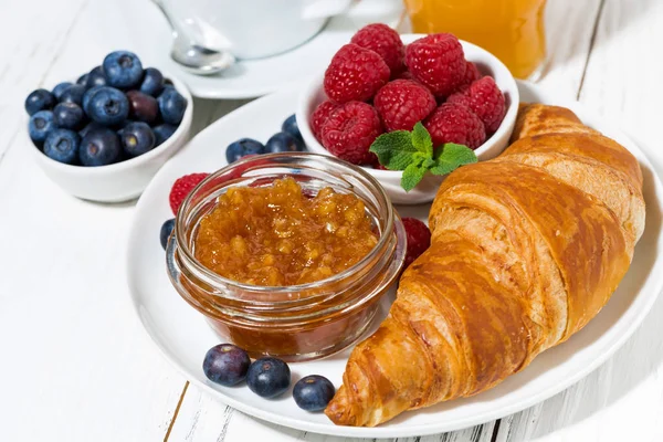 Delicious breakfast with croissant and fresh berries, closeup — Stock Photo, Image