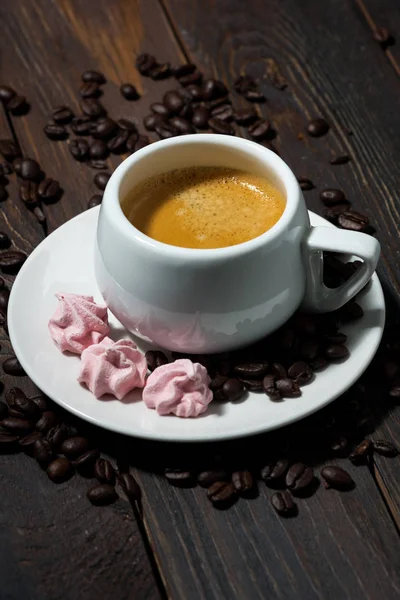 Kopp espresso och rosa maräng, vertikal — Stockfoto