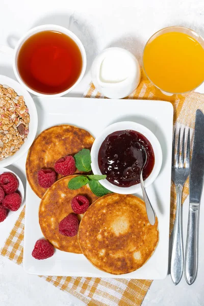 Läckra pannkakor med sylt till frukost och färska hallon, — Stockfoto