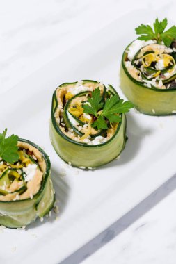 salatalık ve humus ile taze vejetaryen rulo, dikey üst vi