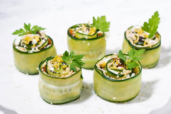 Fresh vegetarian rolls with cucumber and hummus — Stock Photo, Image